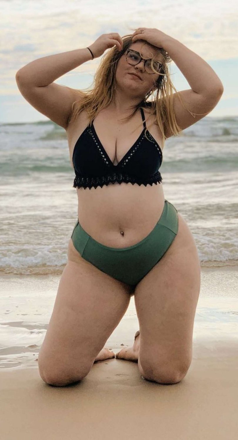 Singer bombshell #XZqU9OiH