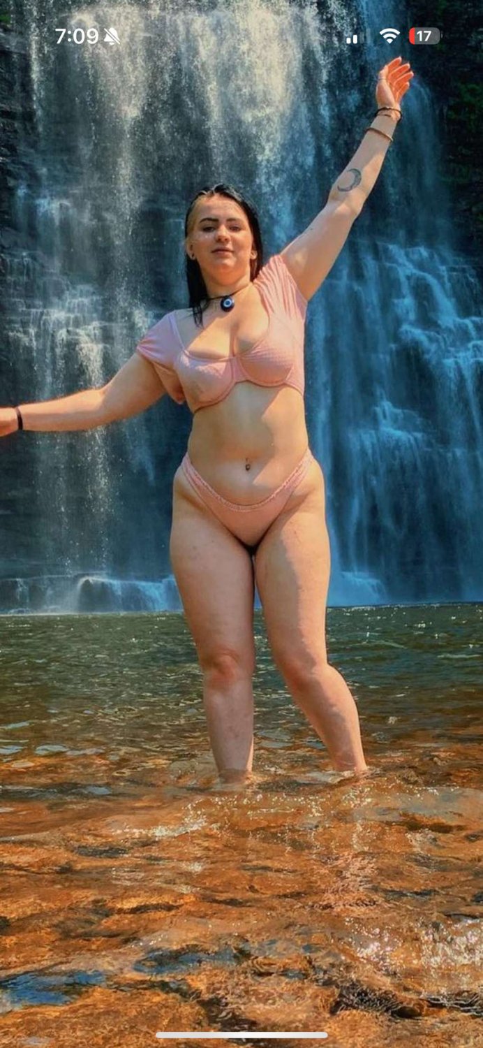 Singer bombshell #ZvUMVTHz