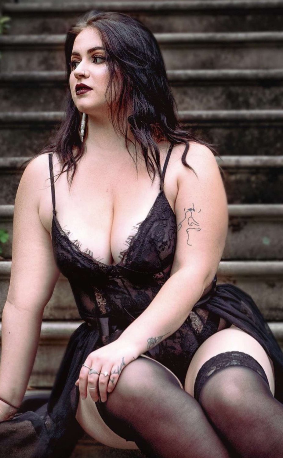 Singer bombshell #c9oPE74l