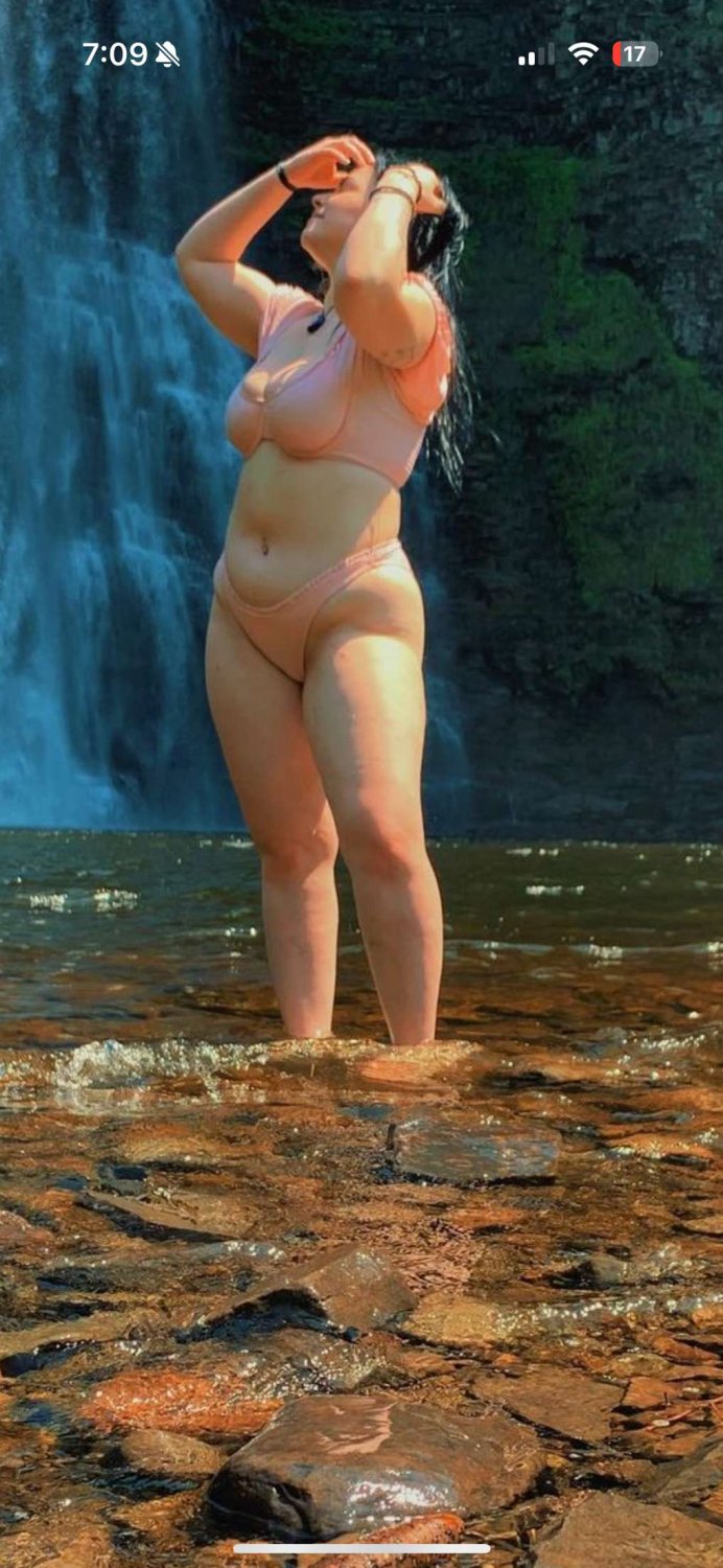 Singer bombshell #qmP9Rhw5